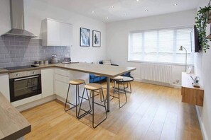 Fridge, microwave, oven, stovetop - Host & Stay | Routh Walk (Whitby)