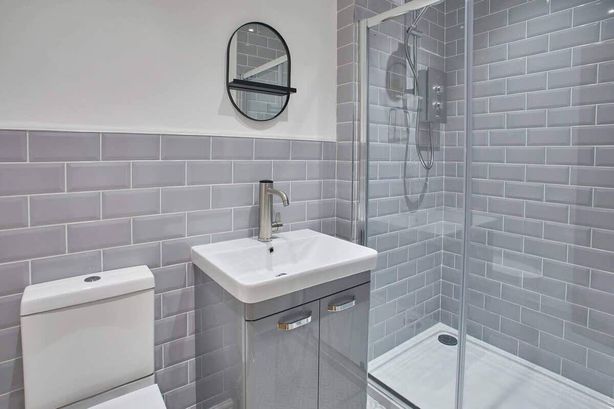 Douche, sèche-cheveux, serviettes fournies, savon