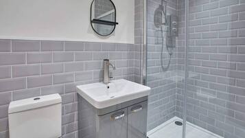 Dusche, Haartrockner, HandtĂŒcher, Seife