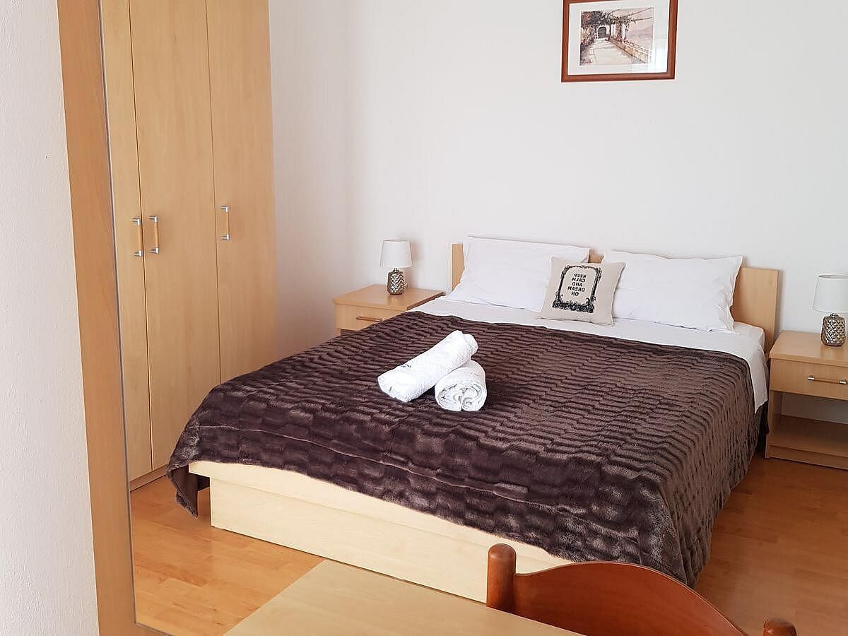 Huoneisto | 2 makuuhuonetta, työpöytä, kannettavalle tietokoneelle sopiva työtila