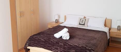 Huoneisto | 2 makuuhuonetta, työpöytä, kannettavalle tietokoneelle sopiva työtila