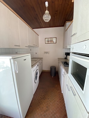 Een koelkast, een microgolfoven, een oven, een kookplaat
