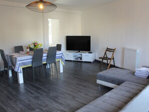 TV - 80m² Apartment 2 Bedrooms Near the Thermal Baths (Balaruc-les-Bains)