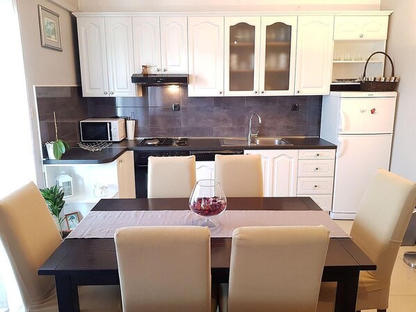 Apartment | Private kitchen | Full-sized fridge, microwave, oven, stovetop