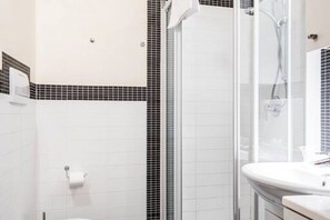 A bathroom with a shower, toilet, and sink. - MyPlace Piazze di Padova - C. S. Clemente 1, Attic Apartment (Padova)