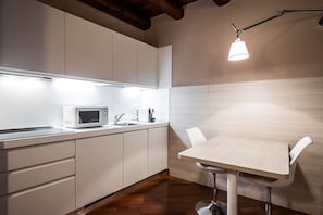 Kühlschrank, Mikrowelle, Geschirrspüler