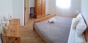 Apartment, 2 Bedrooms | 2 bedrooms, desk, free WiFi, bed sheets