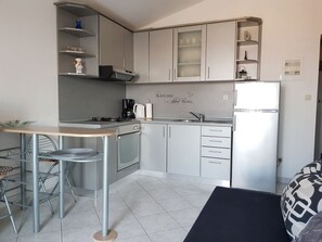 Apartment | Private kitchen | Full-size fridge, oven, stovetop, coffee/tea maker