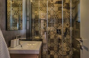 Villa, eigener Pool | Badezimmer | Handtücher, Seife, Toilettenpapier