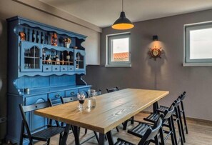 Villa, eigener Pool | Essbereich im Zimmer