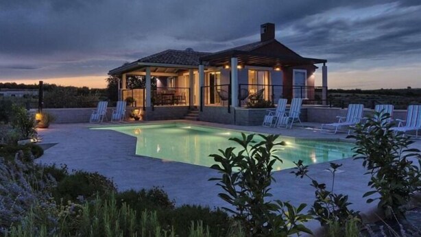 A modern house with a swimming pool, outdoor seating, and a covered patio area. - Villa Pomer (Medulin)