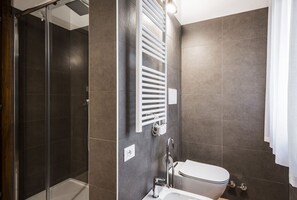 Dusche, Haartrockner, Bidet