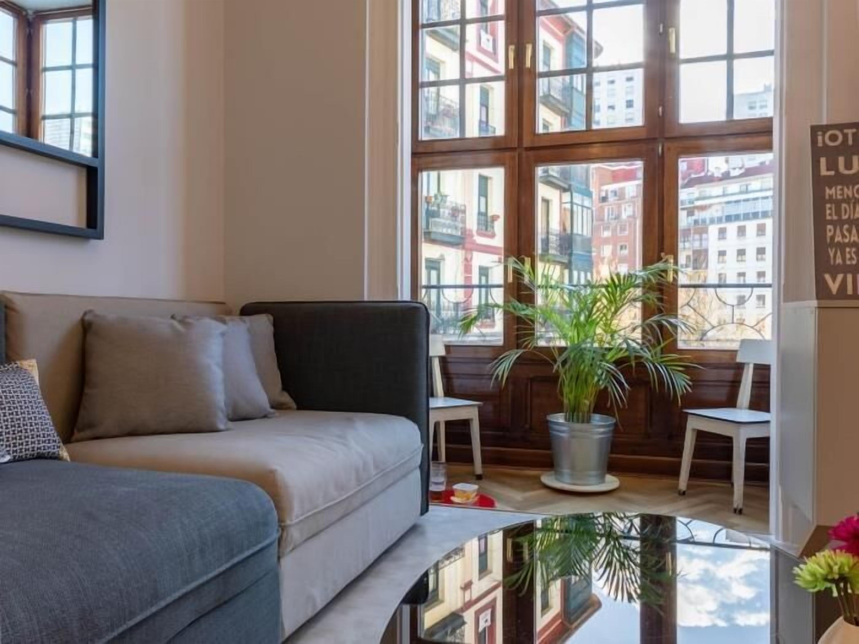 Een televisie en boeken