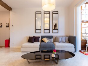 TV, books - Cozy modern design in the old town (Bilbao)