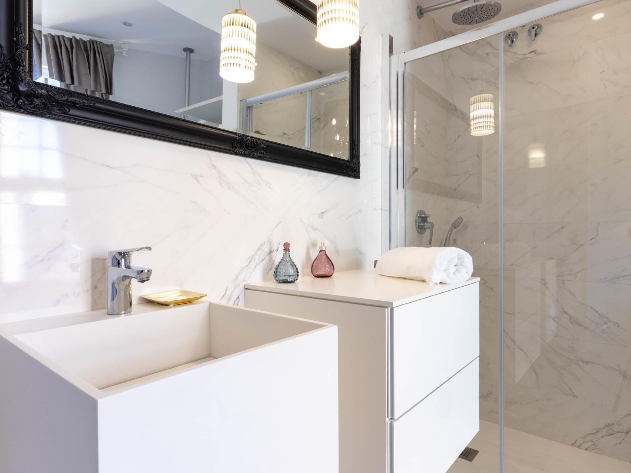 Artículos de higiene personal ecológicos, secador de pelo y toallas