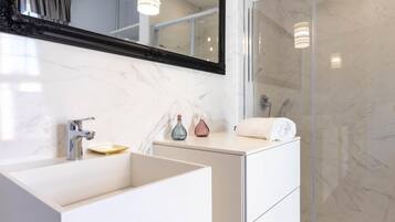 Artículos de higiene personal ecológicos, secador de pelo y toallas