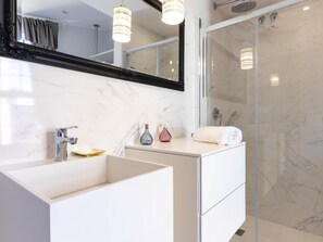 Articles de toilette écologiques, sèche-cheveux, serviettes fournies