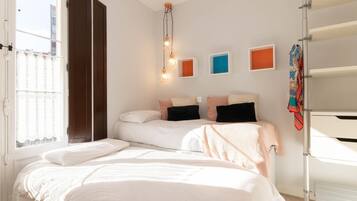 3 slaapkamers, een strijkplank/strijkijzer, gratis wifi, beddengoed