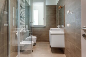 Shower, hair dryer, bidet - MyPlace Piazza Vittoria - Apartment with terrace (Treviso)