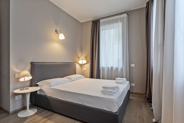 1 bedroom, desk, WiFi