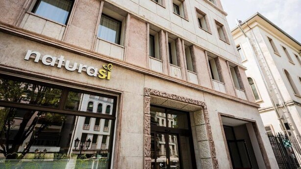 A building with a storefront labeled "naturasi". - MyPlace Piazza Vittoria Apartment (Treviso)