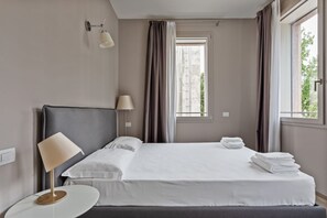 1 bedroom, desk, WiFi