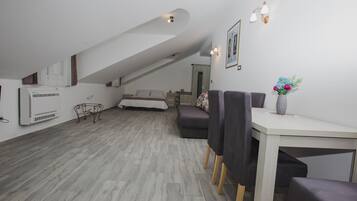 Comfort Room | Living area | Flat-screen TV