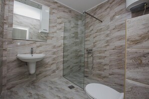 Double Room | Bathroom | Shower, free toiletries, hair dryer, towels - Hotel Dapčević (Cetinje)