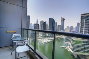 Cottage | Balcony - Bay Central 1br890941601 (Dubai)