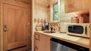 Mikrowelle, Wasserkocher mit Kaffee-/Teezubehör