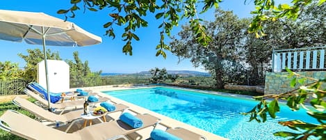 Piscina all'aperto, una piscina riscaldata