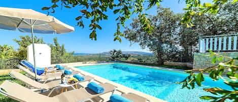 Una piscina al aire libre, una piscina climatizada