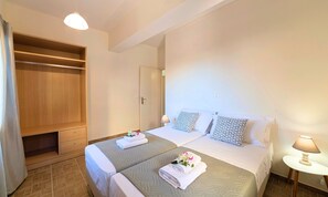 4 chambres, coffres-forts dans les chambres, bureau