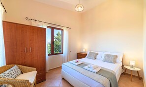 4 chambres, coffre-fort, bureau, fer et planche à repasser