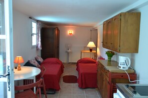 4 bedrooms, iron/ironing board, free WiFi, bed sheets