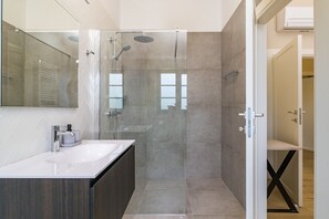 Shower, hair dryer, towels - Modernly designed villa located near Pula (Manjadvorci)