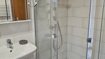 Dusche, Haartrockner, Handtücher, Seife