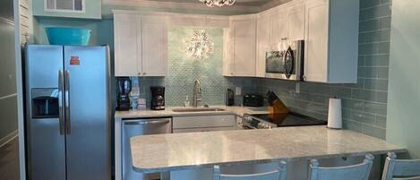 Réfrigérateur, micro-ondes, four, plaque de cuisson