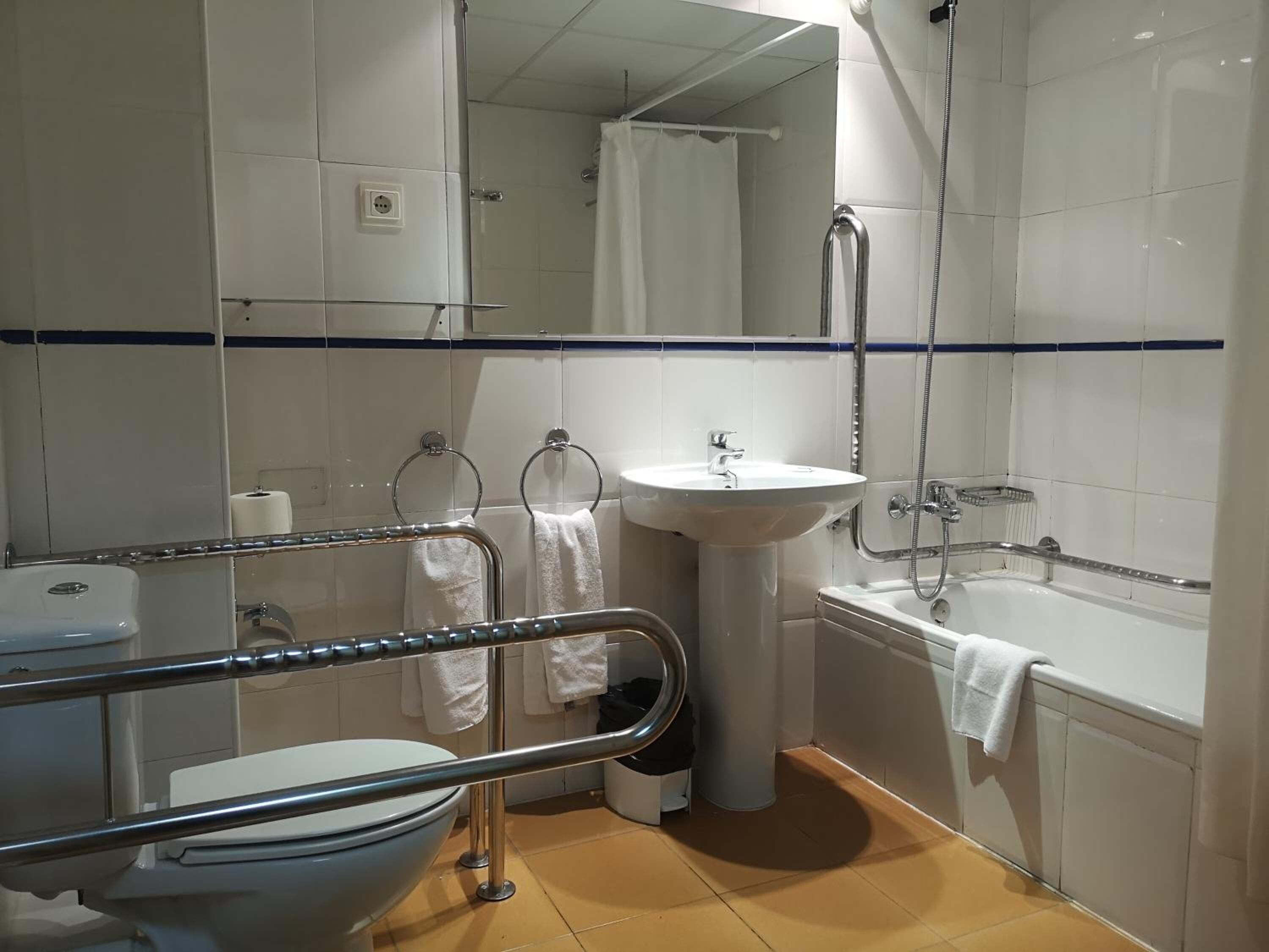 Un baño con inodoro, lavabo y bañera.