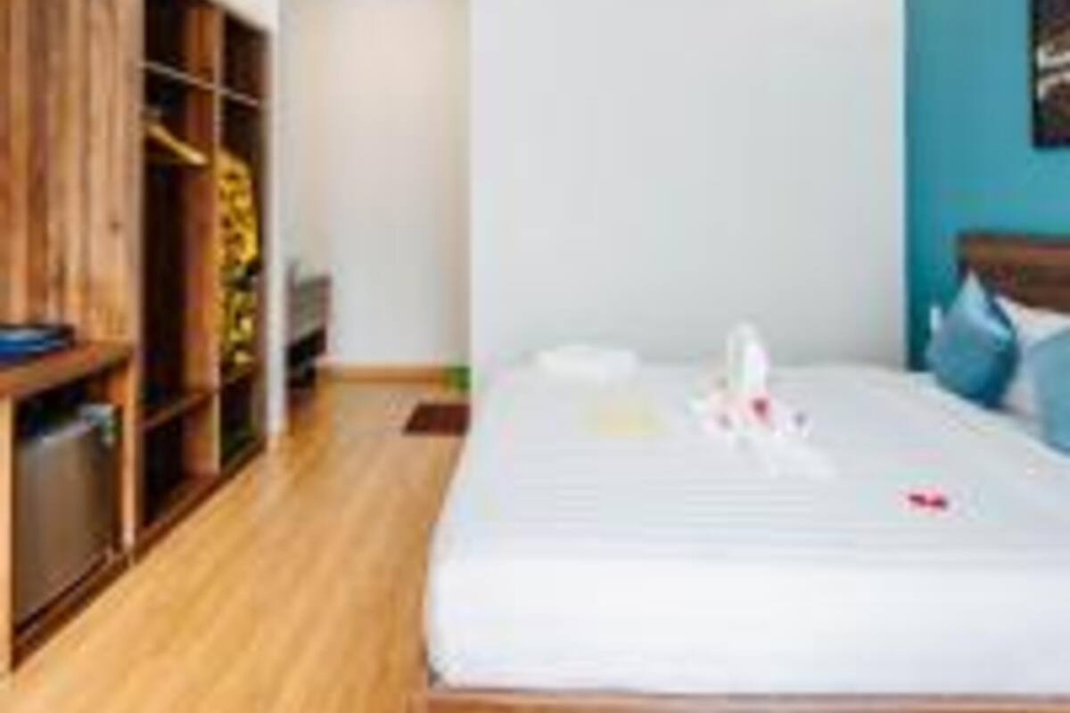 Habitación doble Premier, vista a la ciudad | Minibar, escritorio, cortinas blackout y insonorización
