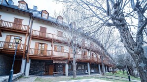 Una hilera de edificios tradicionales de estilo europeo, con balcones de madera y fachadas de piedra.