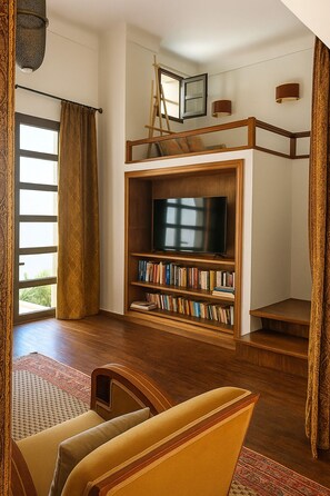 Smart TV, fireplace