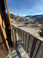 Escritorio, cunas gratuitas, wifi gratis y ropa de cama 