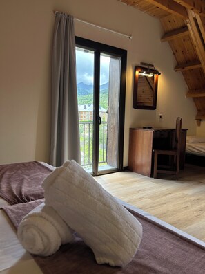 مكتب وأسرّة أطفال/رضّع (مجانًا) وواي فاي مجانًا وملاءات أسرّة