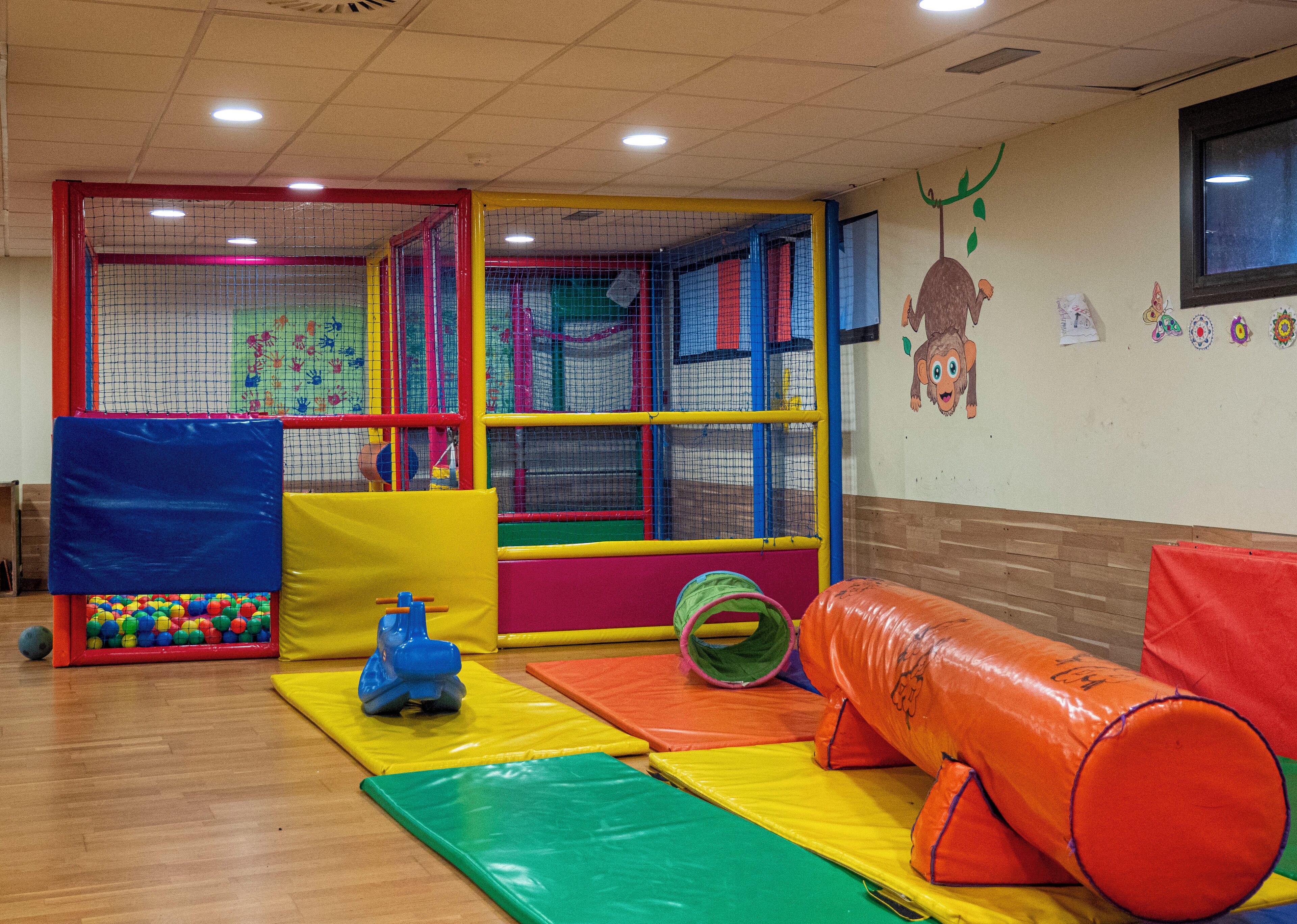 Zona de juegos infantil cubierta