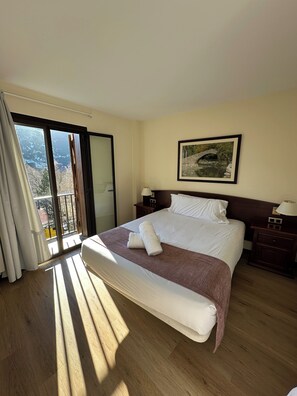 Desk, free cribs/infant beds, free WiFi, bed sheets