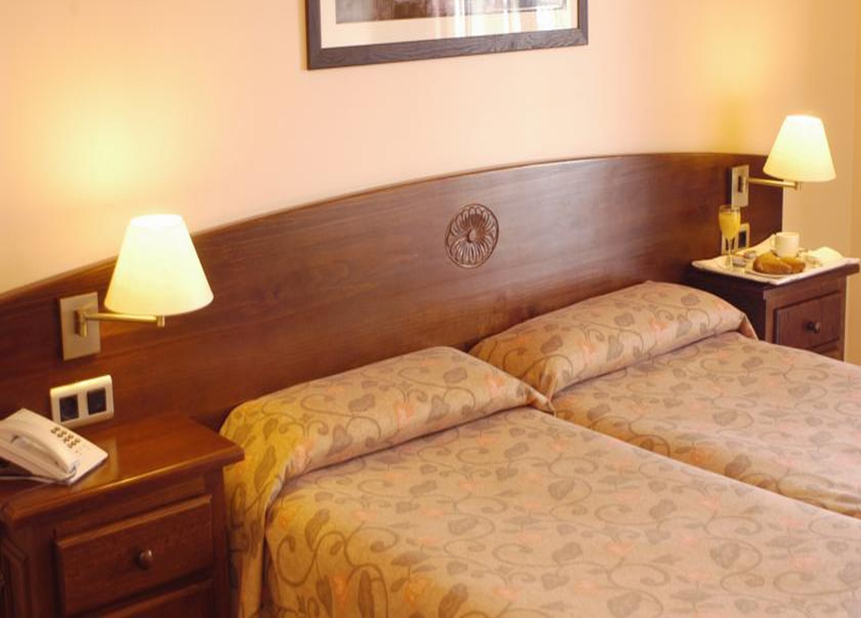 Een bureau, gratis babybedden, gratis wifi, beddengoed