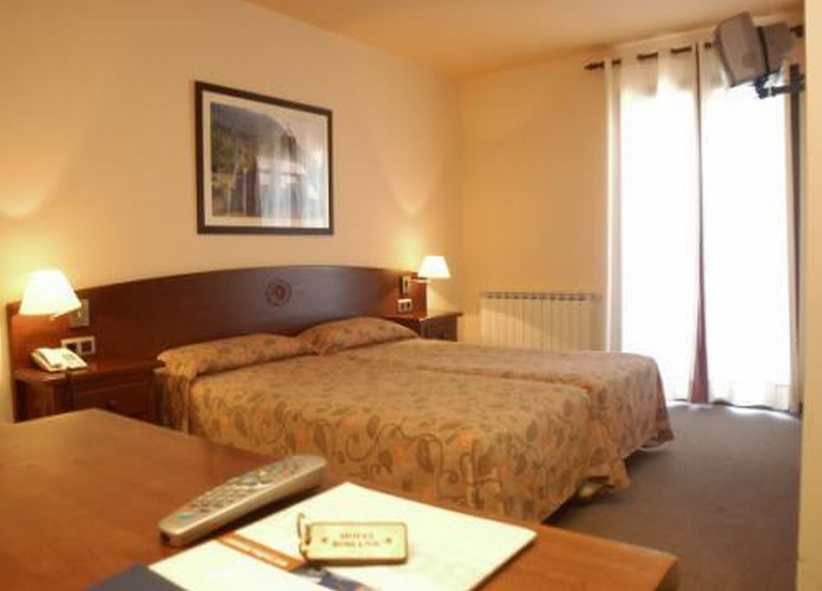 Een bureau, gratis babybedden, gratis wifi, beddengoed