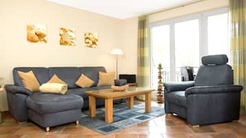 Fernseher, DVD-Player, Bücher, Musikbibliothek