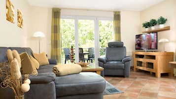 Fernseher, DVD-Player, Bücher, Musikbibliothek